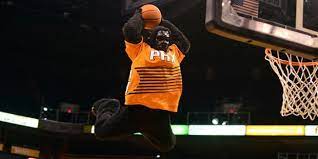 Tämä maskotti aloitusvuosi oli 1980, ja monille hänestä on tullut standardi, jolla joukkueenkengät arvostellaan. Phoenix Suns Gorilla Marks 35 Years As Team S Mascot Ktar Com