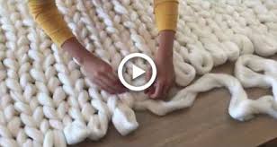 diy tutoriel tricoter une couverture xxl avec les mains en laine merinos comfywool wool blankets diy diy knit blanket arm knitting blanket