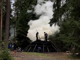 Bo i kolarbyn eco lodge, även kallat sveriges mest primitiva vandrarhem. You Can Rent These Eco Forest Huts In Kolarbyn Eco Lodge Sweden
