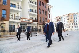 Büyüklüğe sahip olan köy evlerinin yıl sonuna kadar teslim edileceğini belirten başkan güder, depremzede ailelerin. Baskan Guder Deprem Konutlarini Inceledi Malatya Sonsoz Gazetesi Malatya Nin En Cok Okunan Gazetesi Malatya Haber