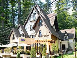 Hotel cumpătu sinaia reprezintă alegerea perfectă pentru turiștii dornici să petreaca momente de relaxare și confort în mijlocul unei oaze de liniște și splendoare a intinderilor nemărginite de verdeață. Hotel Pensiunea Casa Teo Sinaia