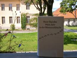 He is a writer and director, known for die linkshändige frau (1977), berliinin taivaan alla (1987) and falsche bewegung (1975). Peter Handke Mein Jahr In Der Niemandsbucht Oder Die Verwandlung Eine Herzenssache Literaturleuchtet