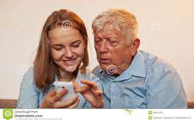 Chica Joven Y Viejo Person Learn Smartphone Metrajes 