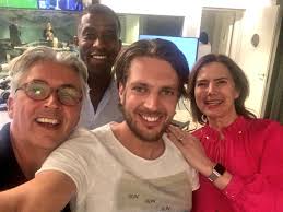 Op instagram deelt hij drie foto's van zijn nieuwe vriendin dhena florance, waarop de twee onder meer knuffelend te zien zijn. Renze Klamer On Twitter Een Dartende Minister Cvnieuwenhuizen Met Een Seizoenskaart Bij Feyenoord En Oud Feyenoorder Guyonfernandez9 Dat Was Een Gezellige Langsdelijneo Op Nporadio1 Https T Co Tev6whid6w