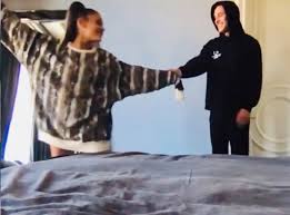 All we know about them meeting is that they used t have some common friends and they did run in the same circle. Dalton Gomez And Ariana