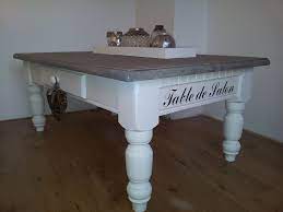 grenen tafel gestyled in old white blad in greywash decoratie thuis interieur tafel