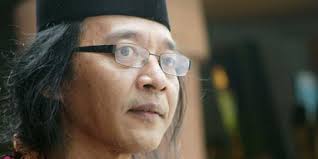 Beliau dikenal sebagai dalang, penyanyi, aktor, penulis buku, dan masih banyak lagi keahlian atau profesi yang beliau geluti. 20 Kata Kata Sujiwo Tejo Tentang Cinta Yang Romantis Dan Menginspirasi Merdeka Com