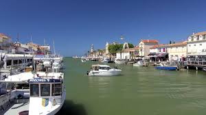 Cette ancienne ville de pêcheurs est une petite commune très animée (surtout pendant la période estivale), avec ses boutiques, ses marchés provençaux et ses restaurants. Le Grau Du Roi Camargue France