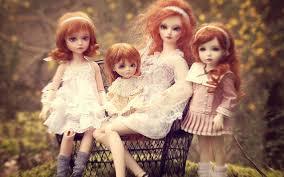 .alle bambole di porcellana che indossano vestiti troppo moderni per la loro età, l'inusuale collezione comprende bambole per tutti i gusti. Bambole Bambola Interpretazione Dei Sogni Romoletto Blog