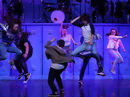 Es una forma de teatro que combina música, canción, diálogo y baile, y que se representa en grandes escenarios, como los teatros de west end (londres) o en broadway (nueva york). A Los 13 El Exitoso Musical De Broadway Ahora En La Cdmx