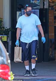 Adam sandler delivered one of the most buzzy performances of his career recently, playing diamond district dealer howard ratner in the film uncut gems, but when the 2020 oscar nominees was. Adam Sandler Schlagt Zuruck Mit Seiner Frau Und Den Bulldog Bei Einem Truben Tag Am Strand Aktuelle Boulevard Nachrichten Und Fotogalerien Zu Stars Sternchen