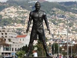 The cr7 museum tells the story of the portuguese footballer cristiano ronaldo and houses all of his on your visit, you can see iconic photographs of his career, videos and a replica of his wax statue. Die Cristiano Ronaldo Statue In Funchal Reisen Und Tauchen De