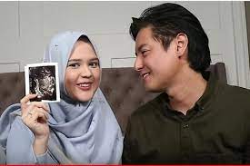 Belum lama menjadi orang tua untuk anak pertama, pasangan ini dikabarkan akan. Cut Meyriska Hamil 5 Bulan Roger Danuarta Aura Keibuannya Keluar