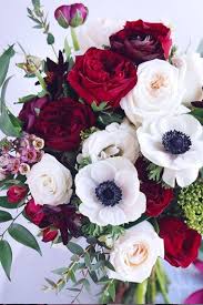 Fiori bianchi piccoli per mazzo. The Bridal Bouquet Is One Of The Most Important Accessories On Your Wedding Day In This A Wedding Flower Arrangements Wedding Flower Guide Flower Arrangements