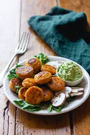 Boulettes De Patate Douce Et De Quinoa Deliacious Recette Recette Plat Vegetarien Recettes De Cuisine Plat Vegetarien