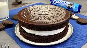 In a small bowl, mix crushed cookies and butter. Oreo Kuchen Schokokuchen Mit Weisser Creme Und Schokodeckel