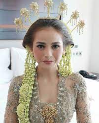 Ronce melati pada adat sunda bermakna kesucian dan kemurnian sang perempuan. Make Up Rias Pengantin Jogja