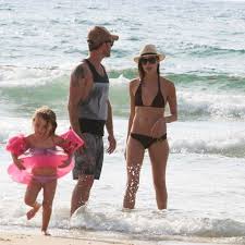 © provided by kami gal gadot husband: Gal Gadot With Her Husband Yaron Varsano Daughter Alma At The Beach Gal Gardot Gal Gadot Gal