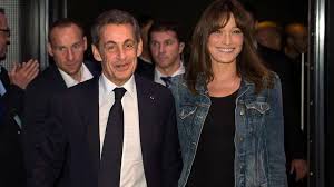Carla bruni hat ruhm bekannt, da sie ihre karriere als model in den späten 1980er jahren begann. Carla Bruni Mal Im Ernst Jetzt Wer Will Denn Einen Jungen Mann Stern De