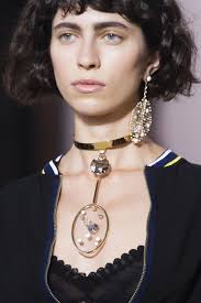 Shiatzy Chen At Paris Fashion Week Spring 2018 Jewelry Fashion Trends Fashion Jewelry Earrings Jewelry Trends 2018