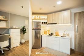 Warna dasar dan warna pastel membuat kitchen set tampak hidup dan terkesan cerah. 5 Inspirasi Kitchen Set Mini Untuk Anda Yang Tinggal Di Apartemen