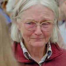 Antiques Roadshow guest emotional as she discovers grandmother's 'stunning'  pendant worth thousands