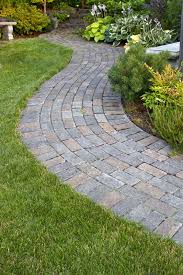 Sie Mochten Ihre Gartenwege Professionell Pflastern Sodass Sie Gut Aussehen Und Vor Schaden Geschutzt Sind Wir Sagen Ihn Garten Gartenweg Pflastern Gartenweg