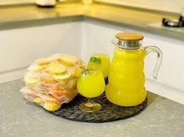 Yazin Rahat Etmek Icin Mutlaka Yapin 1 Limon 1portakali Dondurun 3 5 Litre Limonata Olsun Youtube Meyve Sulari Limonata Meyve
