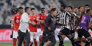 Jugadores de Botafogo enloquecen y persiguen a DT de Cienciano tras quedar fuera de la Copa Sudamericana (VIDEO)