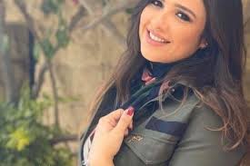 الفنانة ياسمين عبد العزيز هى نجمة سينما حيث أنها قدمت الكثير من الأفلام السينمائية الرائعة والتى منها فيلم جنون الحياة وقدر امرأة والا جالا ورشة جريئة وقلب جرئ وصايع بحر مع الفنان أحمد حلمى وفرحان ملازم آدم مع الفنانة لبلبة وفتحى عبد الوهاب. ÙŠØ§Ø³Ù…ÙŠÙ† Ø¹Ø¨Ø¯ Ø§Ù„Ø¹Ø²ÙŠØ² Ø£Ù†Ø§ Ø³ÙƒØªÙŠ Ø¶Ù„Ù…Ø© Ù‡Ù„ Ù‚ØµØ¯Øª ØªÙˆØ¬ÙŠÙ‡ Ø±Ø³Ø§Ù„Ø© Ø¥Ù„Ù‰ Ø±ÙŠÙ‡Ø§Ù… Ø­Ø¬Ø§Ø¬