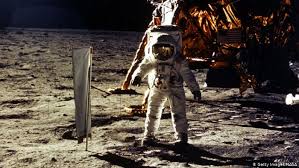 The right camera transmitted colour broadcasts from the apollo 11 command module while the left camera broadcast the first live video of apollo 11. Russia Wants To Check Truth Of 1969 Us Moon Landing News Dw 24 11 2018