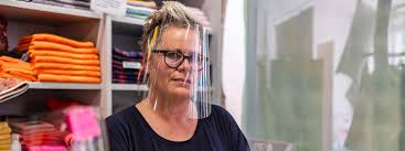 Weetect face shield is an injection molding visor optical class 1 or uv resistant polycarbonate sheet with anti fog coating, hard coating and color mirror coat which complaint with ce and astm standard. Visiere Gegen Corona Gebogene Plastikscheibe Statt Stoffmaske