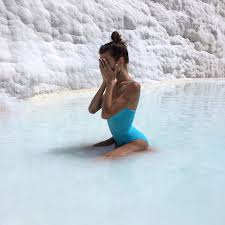 Akdeniz 'in doğal güzellikleri ve tarihi değerleri ile iç içe mavi ile yeşilin birleştiği yerde kurulu tesisimizde geçireceğiniz tatil çok farklı, heyecanlı, eğlenceli ve unutulmaz olacak. Zlachevskaya Pamukkale Plyazhnye Pozy Plyazhnye Fotografii