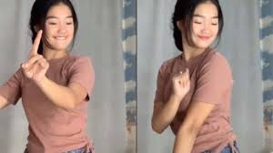 Edit tangan viral di tiktok. Siapa Chandrika Chika Seleb Tiktok Yang Viral Berkat Goyang Papi Chulo Nih Potretnya