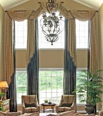 Two Story Windows The Two Story Family And Living Rooms Have Become More Common Today Long Panels That Frame T Dizajn Zanavesa Vysokie Okna Sovremennye Shtory