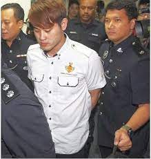 Polis diraja malaysia (pdrm) telah memohon notis biru kepada interpol (polis antarabangsa), bagi mengesan dan menangkap ahli perniagaan dalam buruan datuk seri nicky liow soon hee timbalan ketua polis negara datuk seri acryl sani abdullah sani berkata setakat ini. Explained Who Is Datuk Seri Nicky Liow And Why Are The Authorities Hunting For Him News Rojak Daily