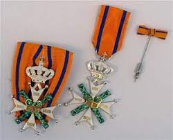 Sigaretten blikje nederlands leger 44/45. Onderscheidingen Defensie Uniform Prive Museum