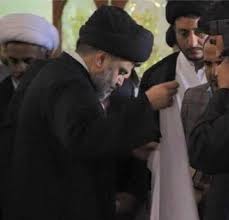 السيد القائد مقتدى الصدر اعزه الله يرتدي الكفن قبل اعتلاء منبر مسجد الكوفة المعظم لاداء صلاة
