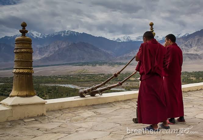 Trek the Himalayas and discover Buddhism - Breathedreamgo