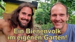 In der regel bedarf es keiner besonderen genehmigung, bienen im garten zu halten. Naturlich Imkern Honig Von Bienen Im Permakultur Garten Vegan Youtube
