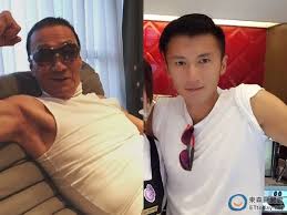 캐나다로 조기유학했으며, 이 당시 타블로와 알게 되었다고 한다. è¬éœ†é‹'çˆ¸ 79æ­²è¬è³¢åš´é‡è»Šç¦ æ'žæ–·å·¦é‚Šè‚‹éª¨é€é†« Ettodayæ˜Ÿå…‰é›² Ettodayæ–°èžé›²