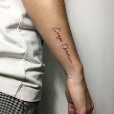 Tatuajes En La Muneca Para Todos Los Gustos Nuevas Tendencias Frases Para Tatuajes Hombres Tatuajes Letras Brazo Tatuajes No es sencillo elegir las letras de tatuaje adecuadas. tatuajes letras brazo