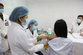 Quyết định được đưa ra sau buổi họp khẩn của bộ y tế, hội đồng đạo đức cùng học viện quân y, viện pasteur tp hcm, công ty nanogen. Three Volunteers Receive First Shots Of Vietnam S Very Own Covid 19 Vaccine The Star