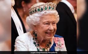 What are the queen's favorite diamond jewels? Royal Job Alert Queen Elizabeth Is Looking For A Social Media Director On Linkedin