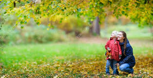 Resultado de imagen de madre con su hija en otoño