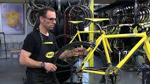 On le sent surtout au moment du freinage. Comment Devoiler Une Roue Conseil A S O Challenges Youtube