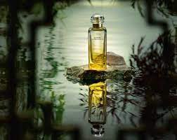 « je me suis souvenu de l'odeur des bassins, de l'odeur du jasmin, de l'odeur des pierres mouillées, de celle des. Hermes Le Jardin De Monsieur Li Perfume Review Bois De Jasmin