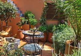 Sadzenie Roslin Doniczkowych Idealny Sposob Na Sobotnie Popoludnie Ogrod Sadzenie Wiosna Obipolska Porady Jardines Patios