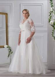 In voller länge rock hängt bis zum boden in einer plissierten weise und strahlt reinheit. Miss Emily Kollektion 2018 Tres Chic Plus Size Brautmode Brautkleid Hochzeitskleid 29 Gerrys Brautmoden Und Festmoden Neuss Bei Dusseldorf