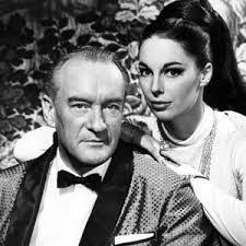 Mona Tracy's Instagram, Twitter & Facebook